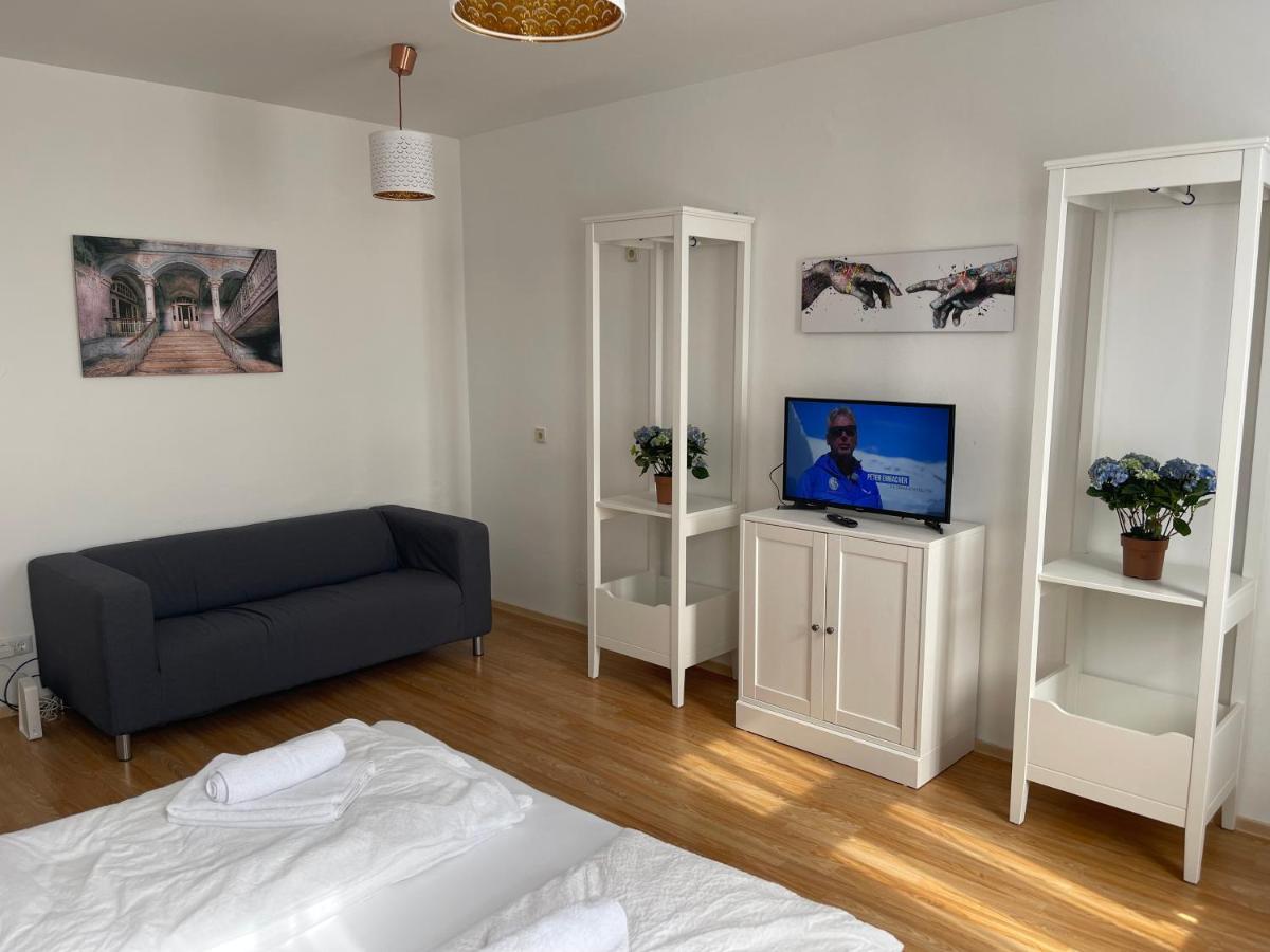 Peaceful Apartment For 4 Вена Экстерьер фото